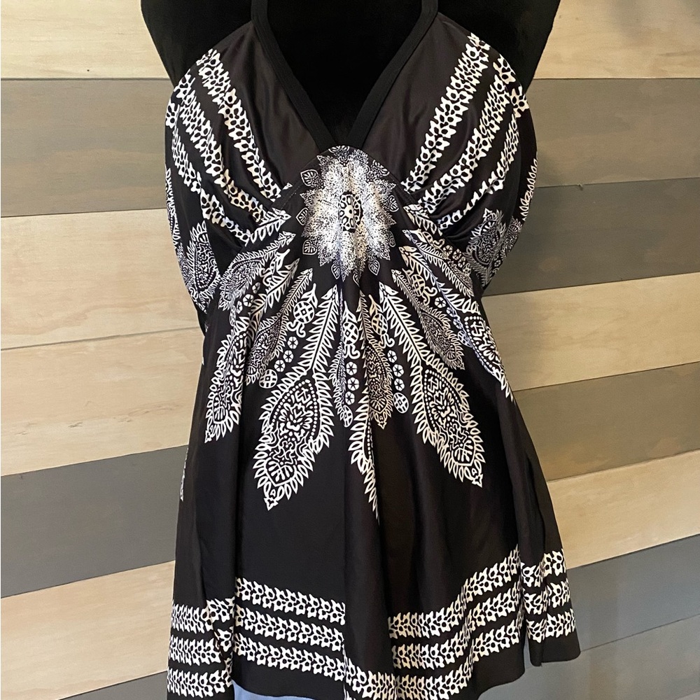 Chic Black and White Halter swimsuit top. Handkerchief hemline. XL